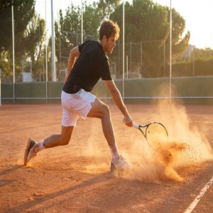 Homme jouant au tennis