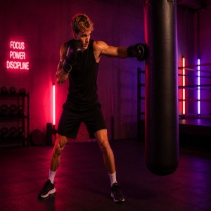 Homme pratiquant la boxe