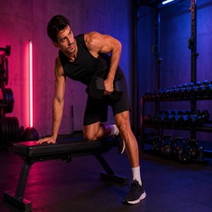 Homme faisant de la musculation